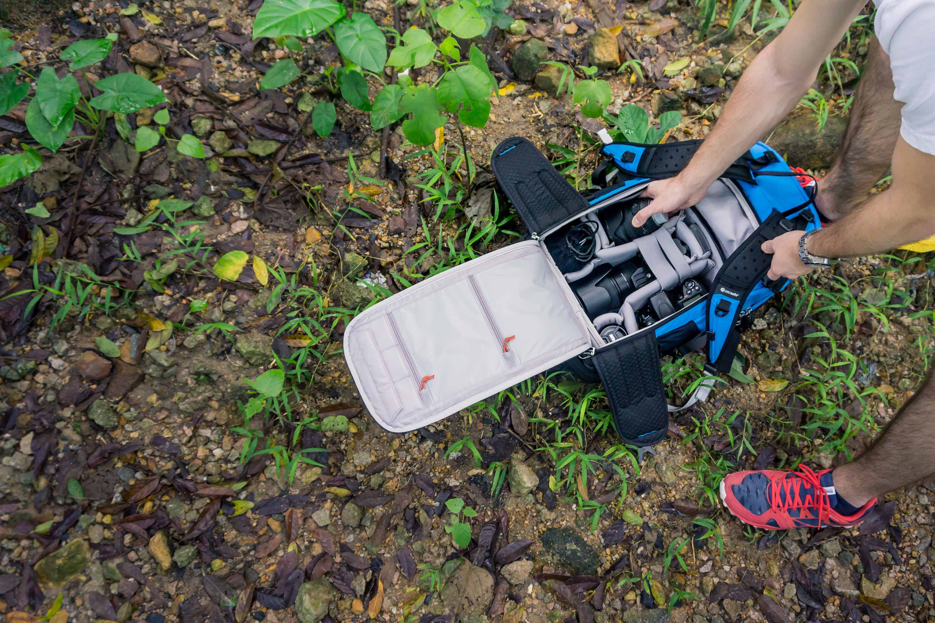 3 easy steps: How to safely pack your camera gear in a backpack