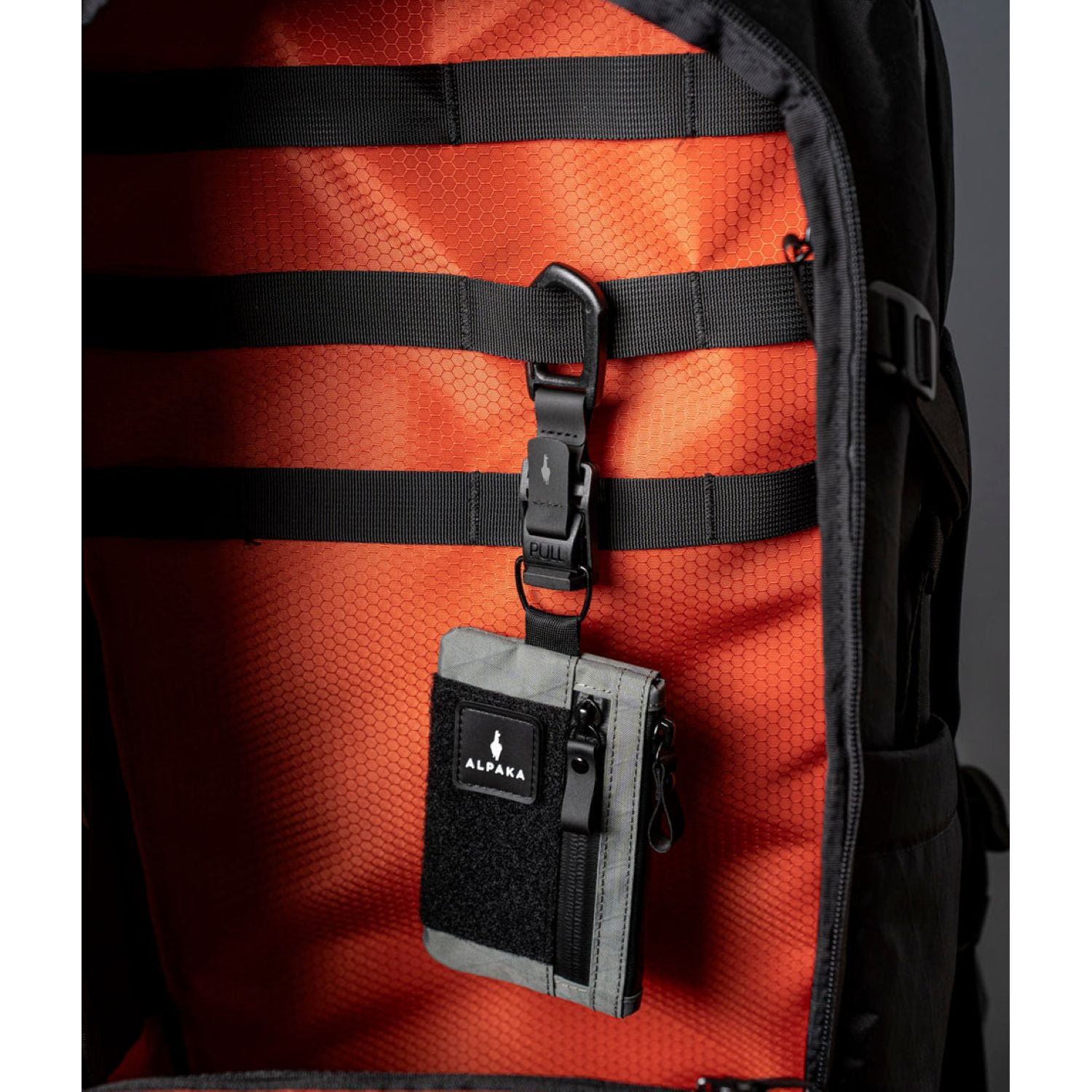 ALPAKA Hub Carabiner (Black)