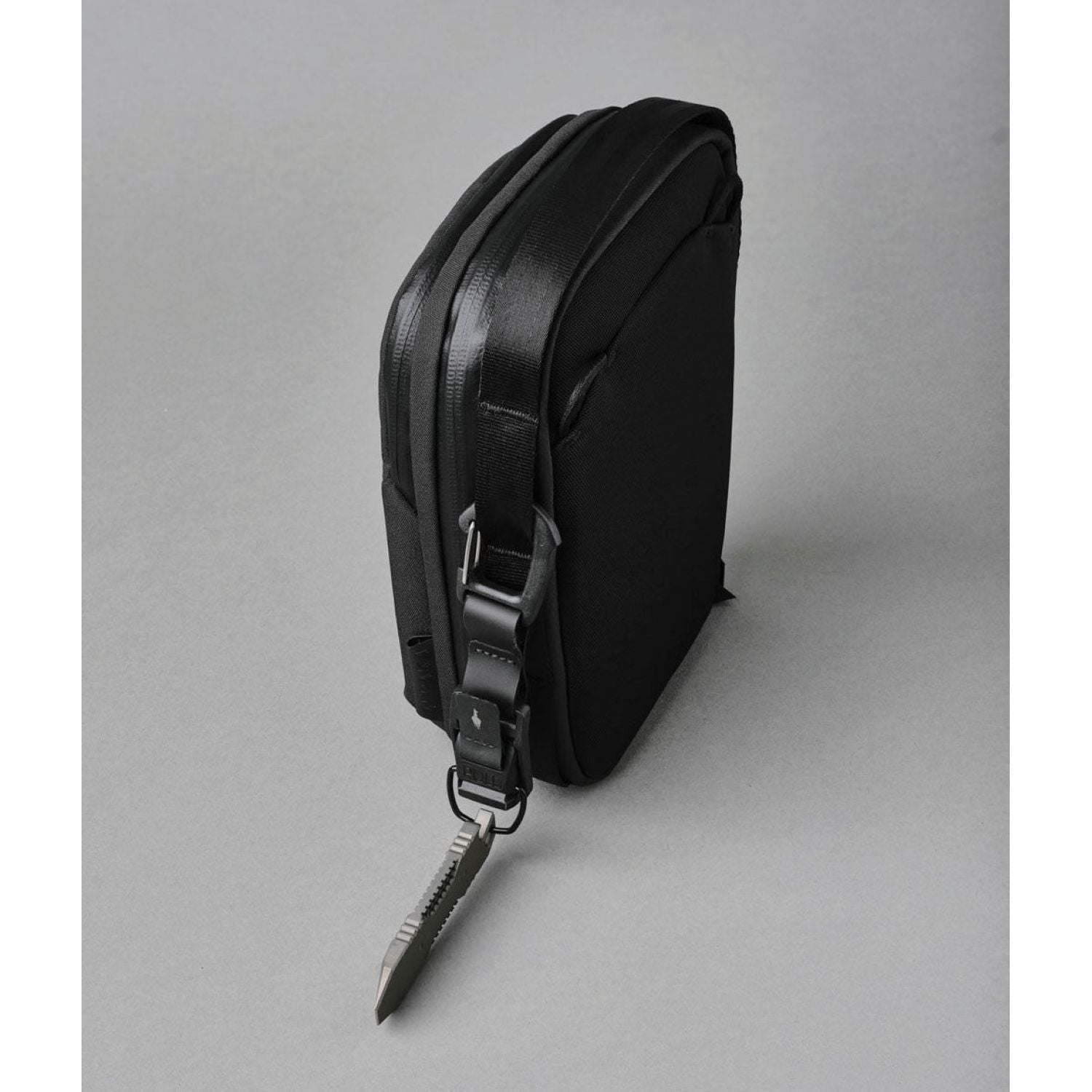 ALPAKA Metro Sling V2 Axoflux 300D (Black)