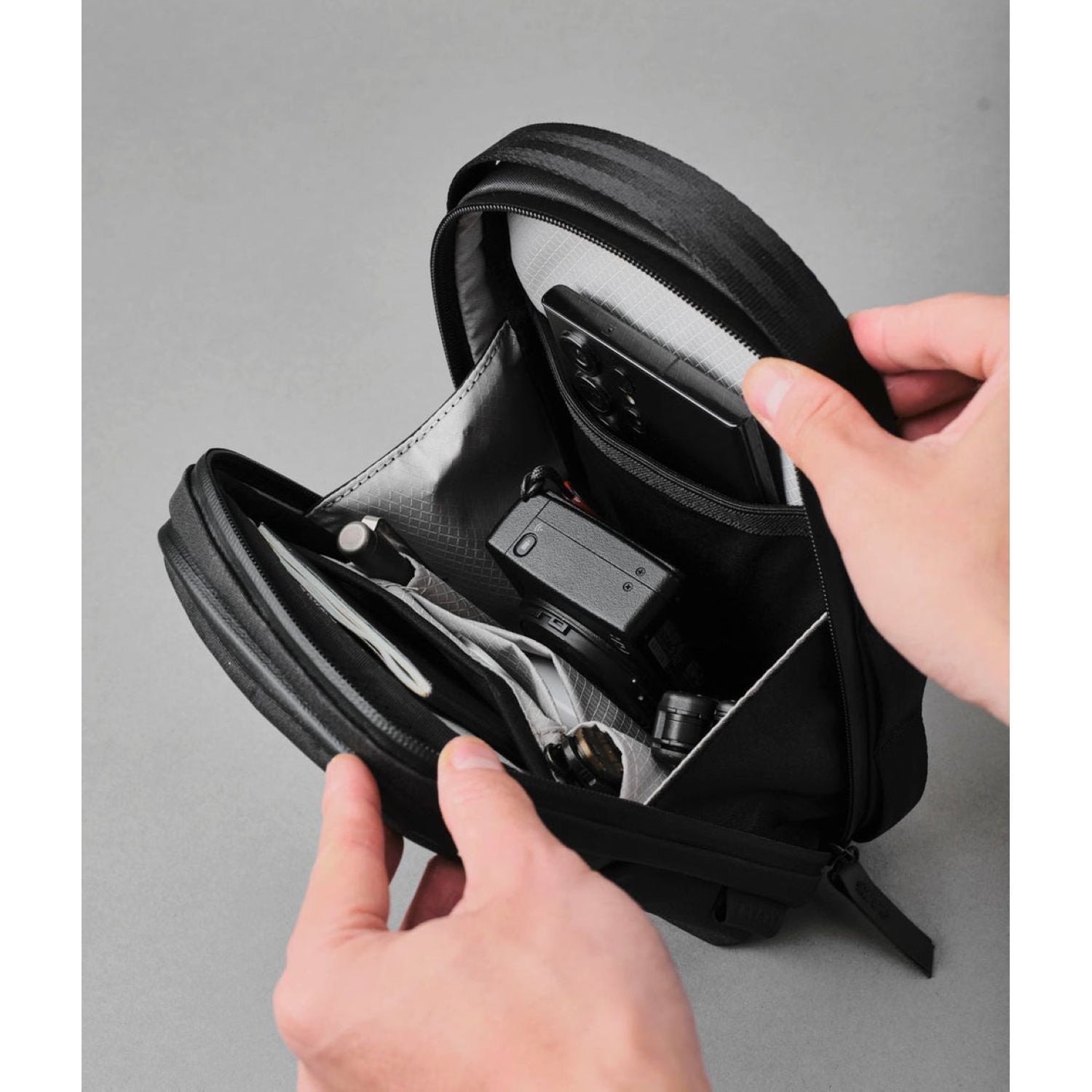 ALPAKA Metro Sling V2 Axoflux 300D (Black)