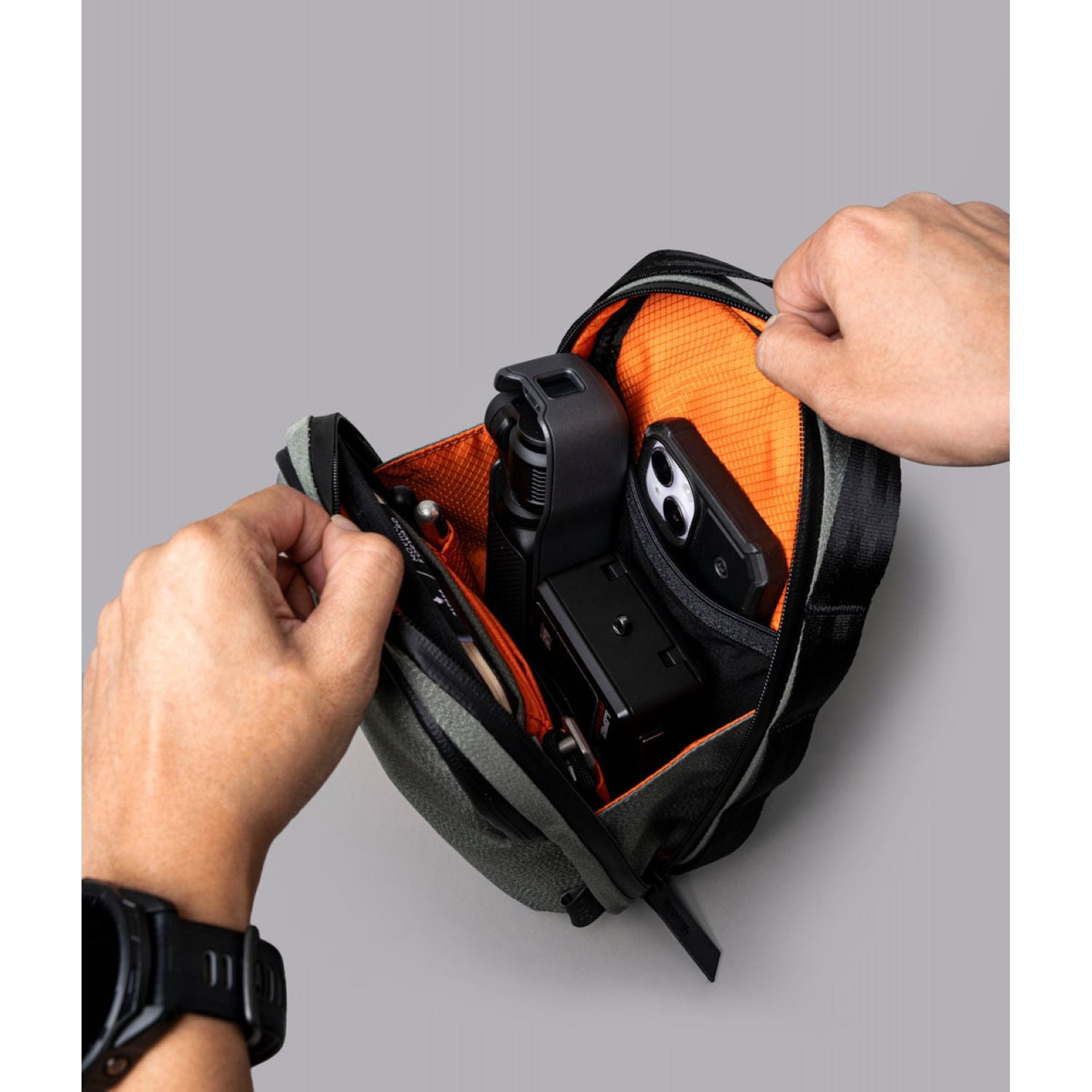 ALPAKA Metro Sling V2 Axoflux 300D (Grey)