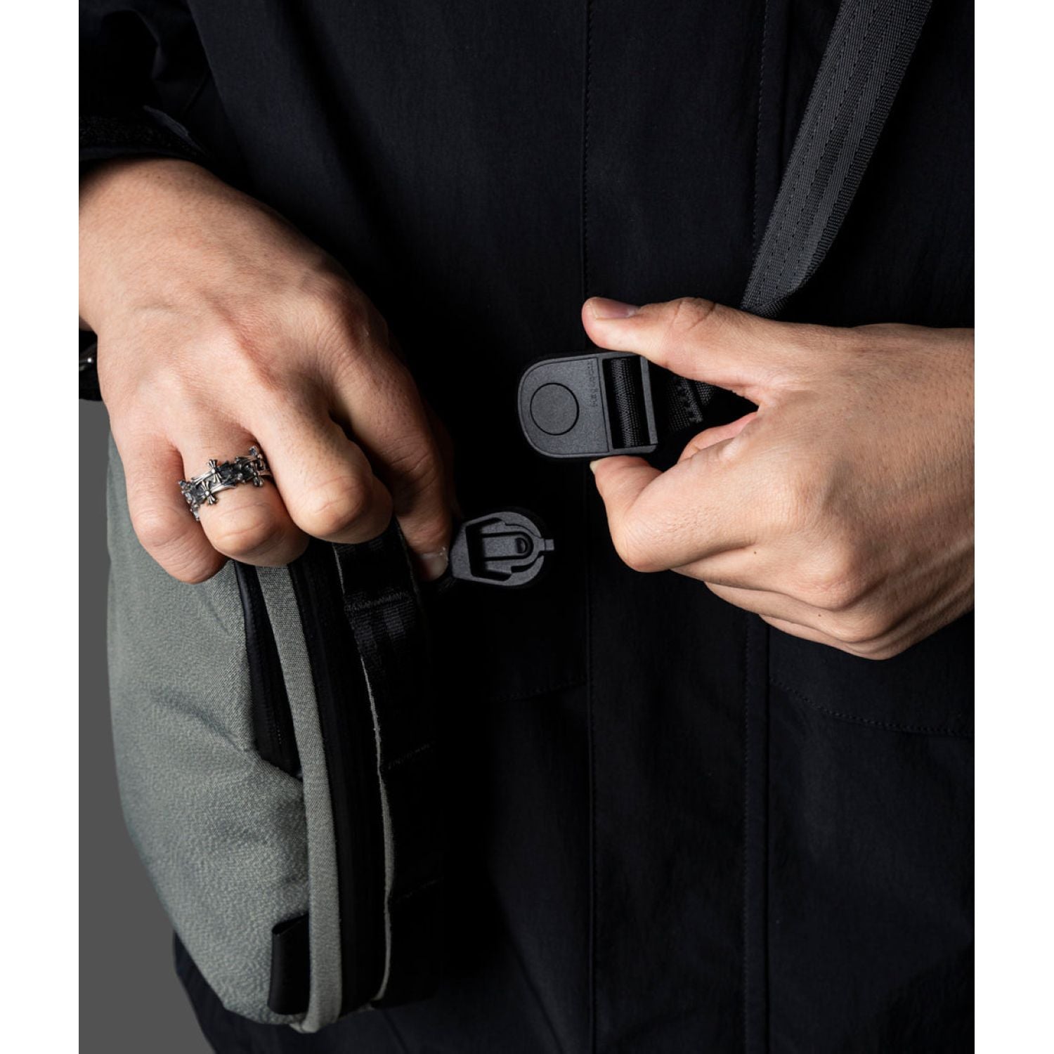 ALPAKA Metro Sling V2 Axoflux 300D (Grey)