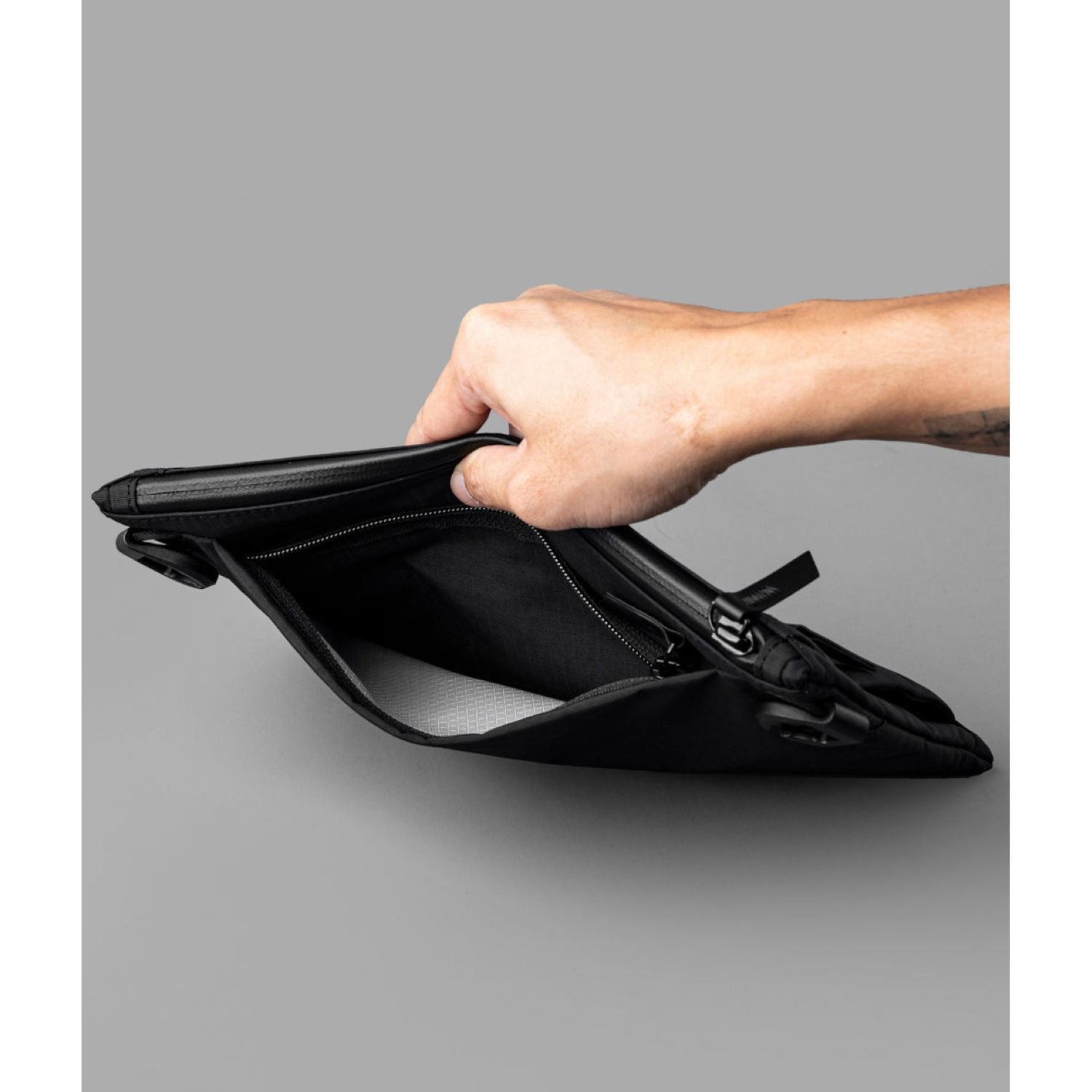 ALPAKA Zip Pouch Max V2 Axoflux 210D (Black)