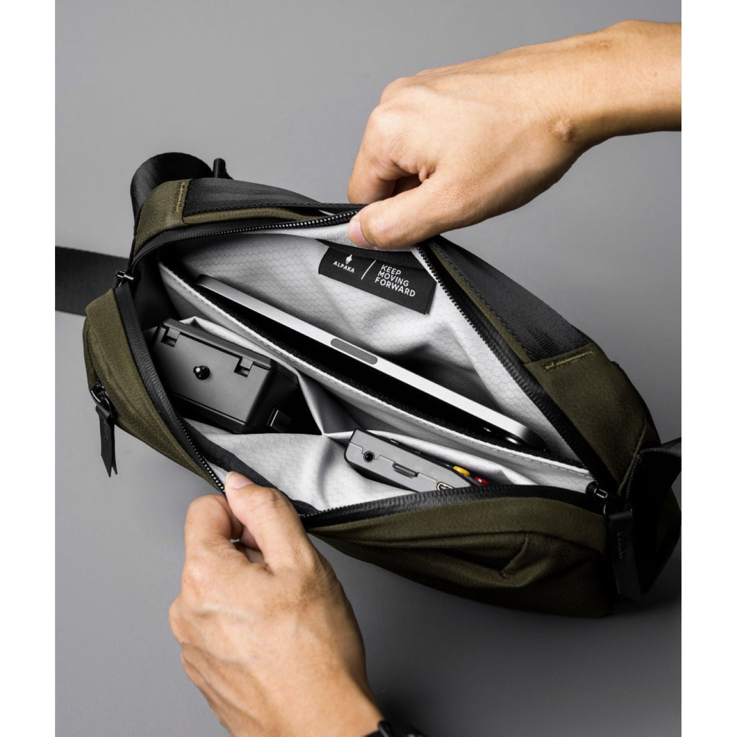 ALPAKA Go Sling Mini V2 Axoflux 300D (Army Green)