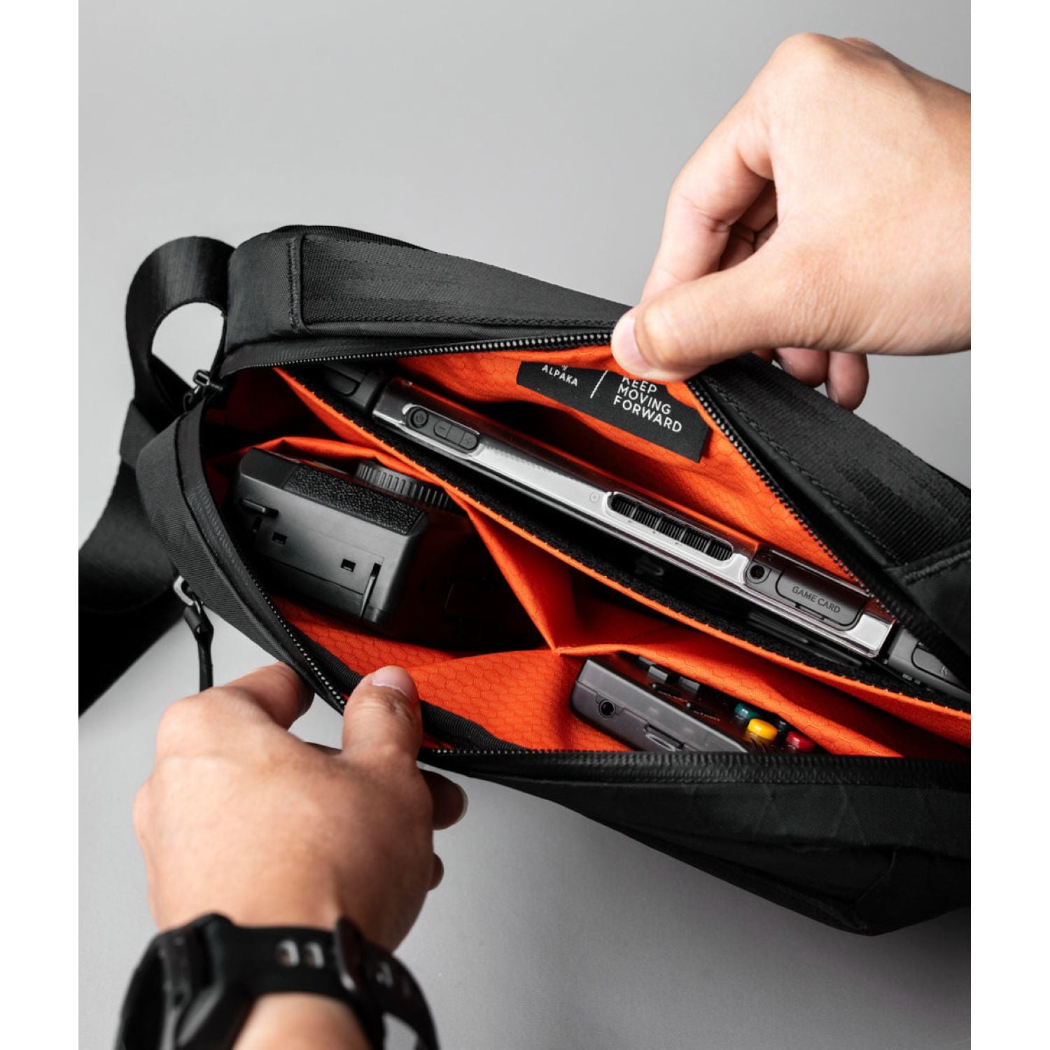ALPAKA Go Sling Mini V2 X-Pac V21 (Black)