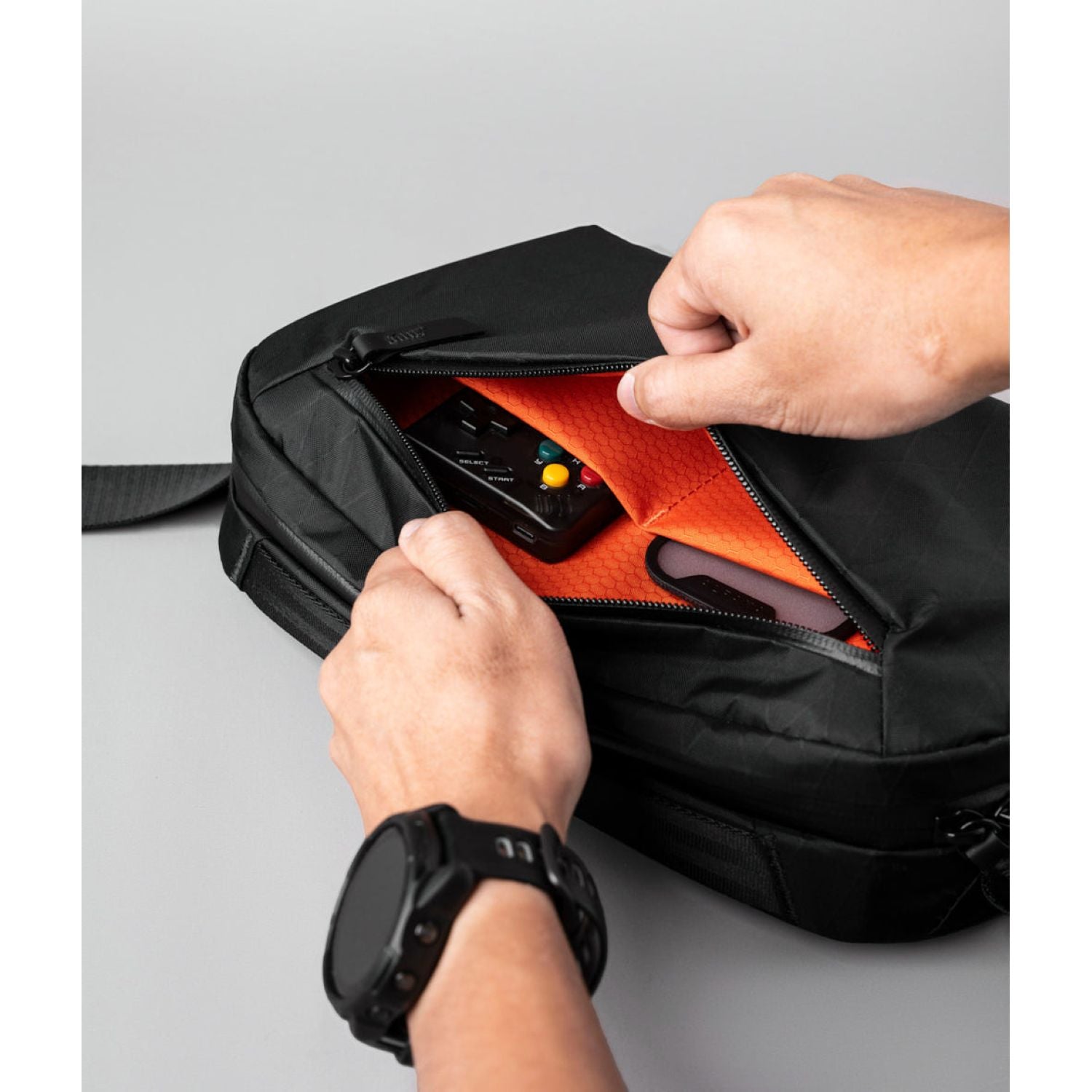 ALPAKA Go Sling Mini V2 X-Pac V21 (Black)