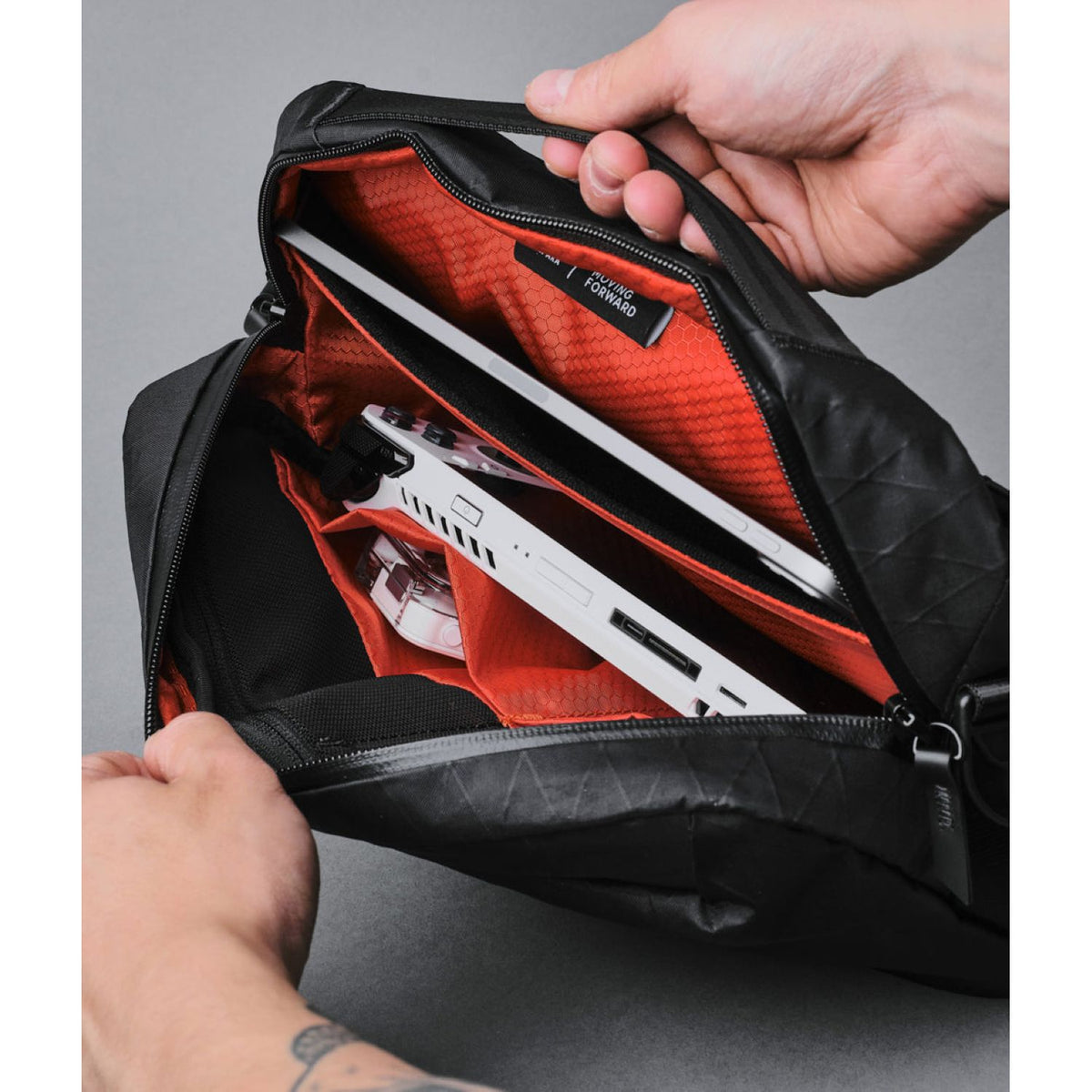 ALPAKA Go Sling X-Pac VX21 (Black) – The Planet Traveller