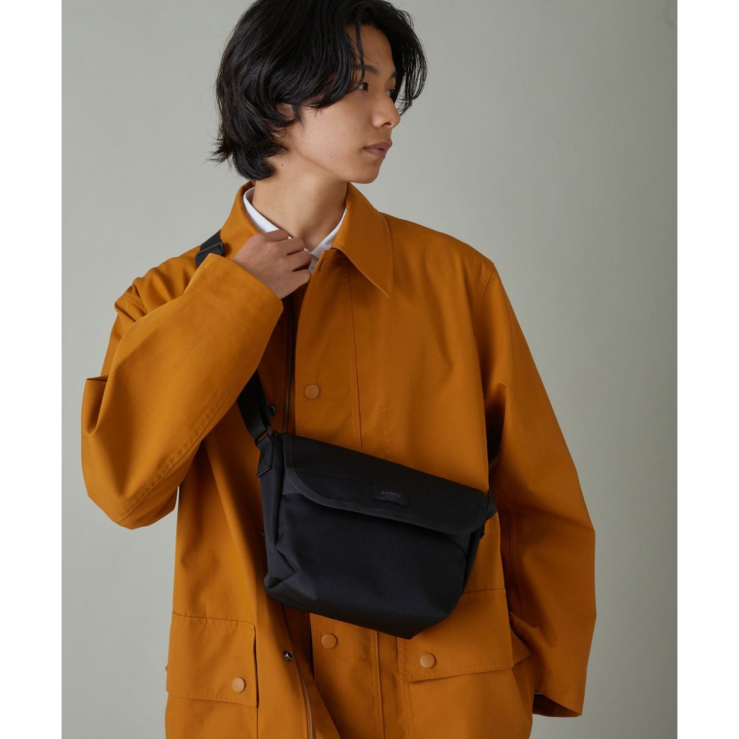 Anello Kuro Mini Messenger Bag (Black)
