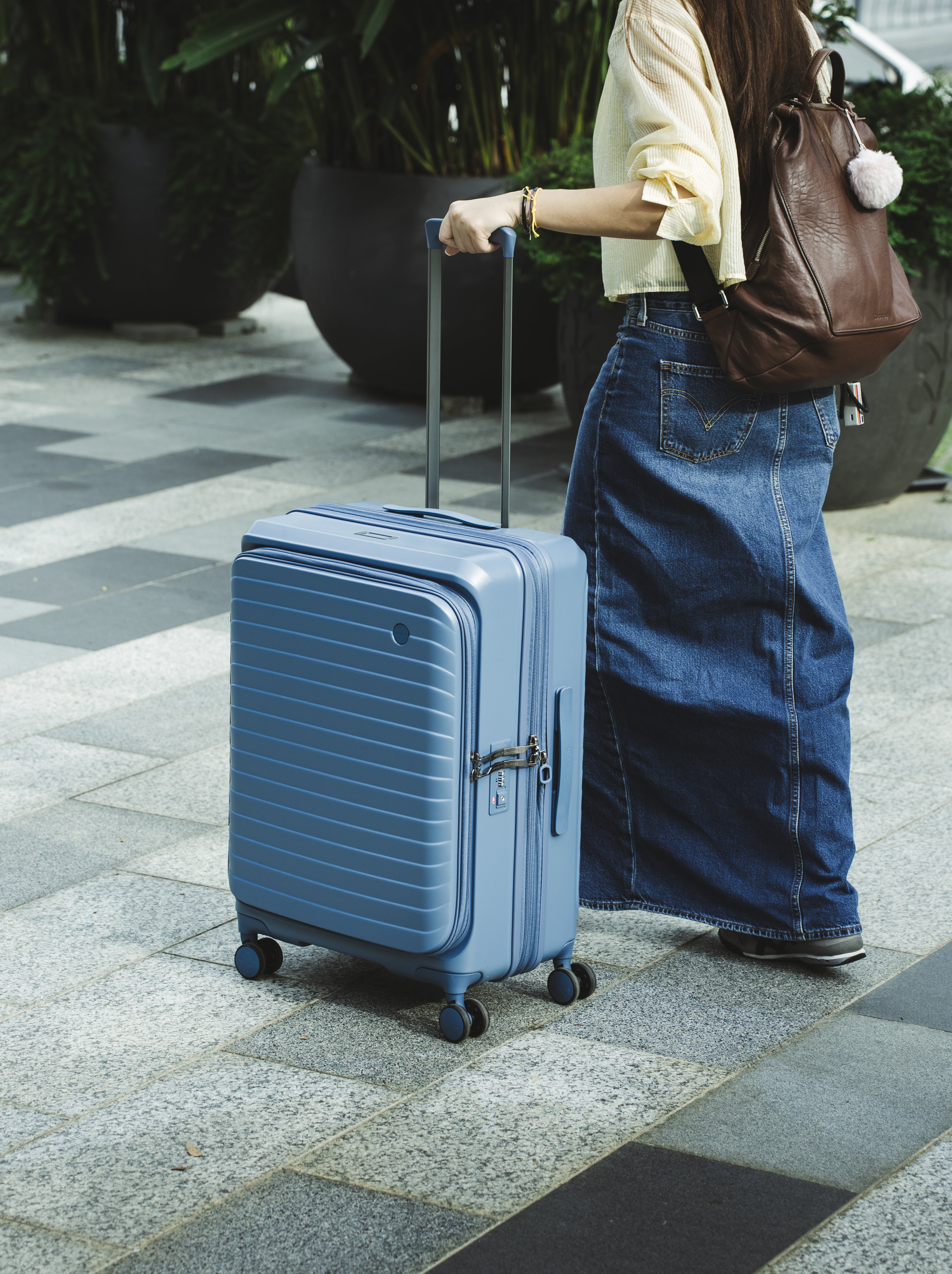 CROSSING INVI 25" Medium Expandable Luggage With Front & Middle Access V3 - Dark Blue