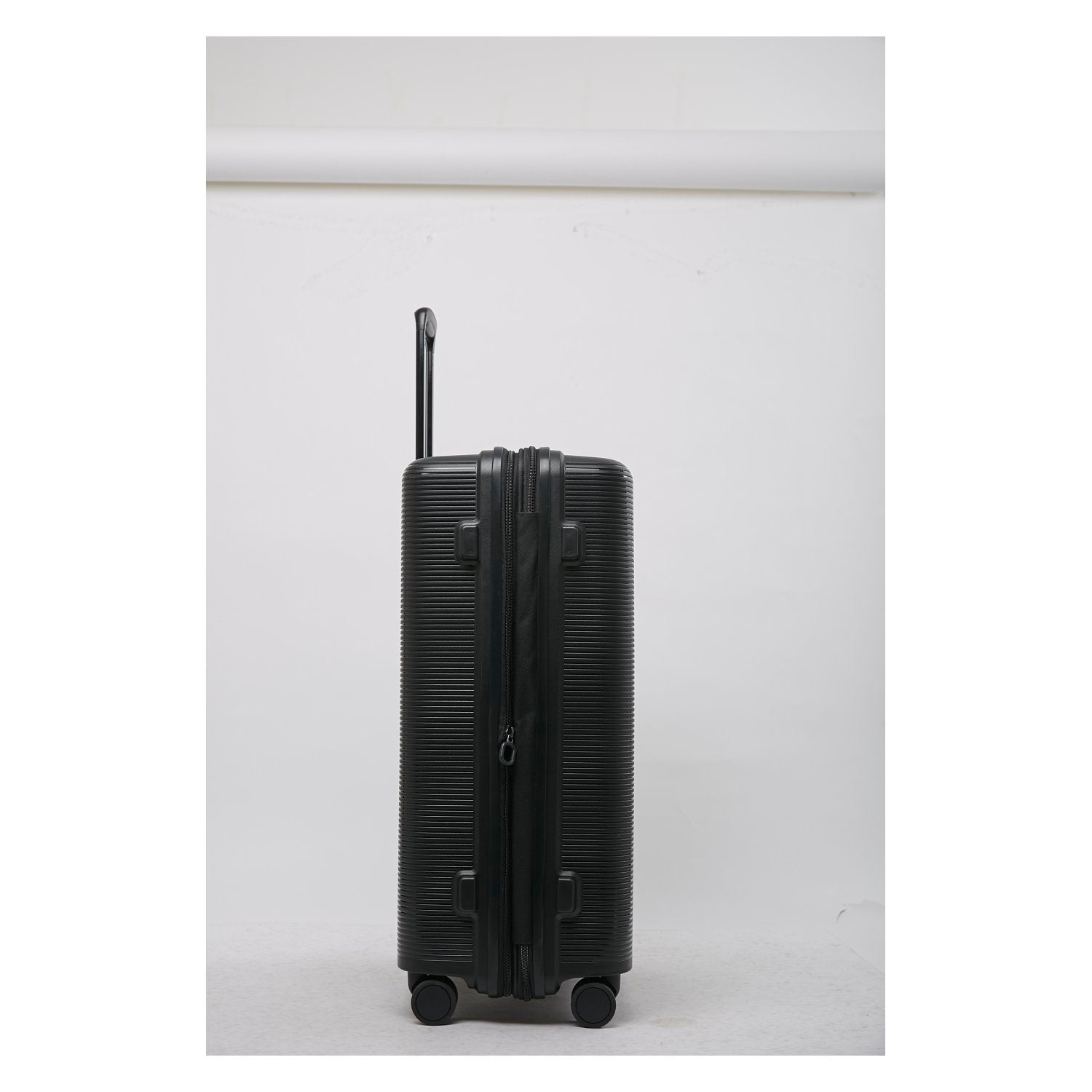 Echolac Forza 24" Medium Luggage (Black)