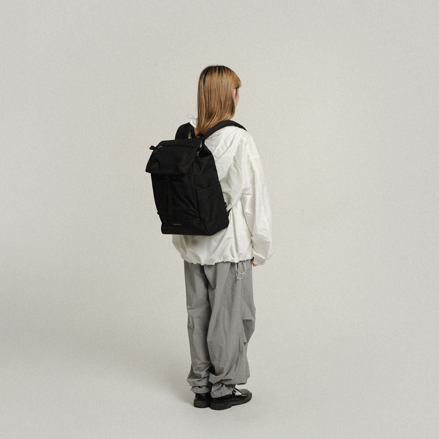 Hellolulu Saro Utility Flap Backpack M Recycled (Charcoal Black)