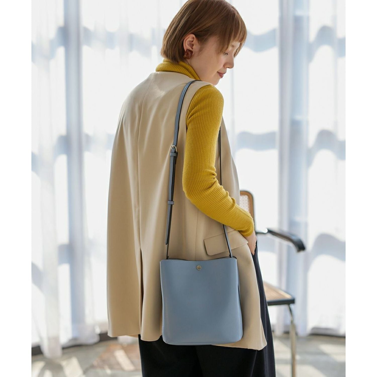 Legato Largo Light Weight Series Vertical Shoulder Bag (Light Grey)