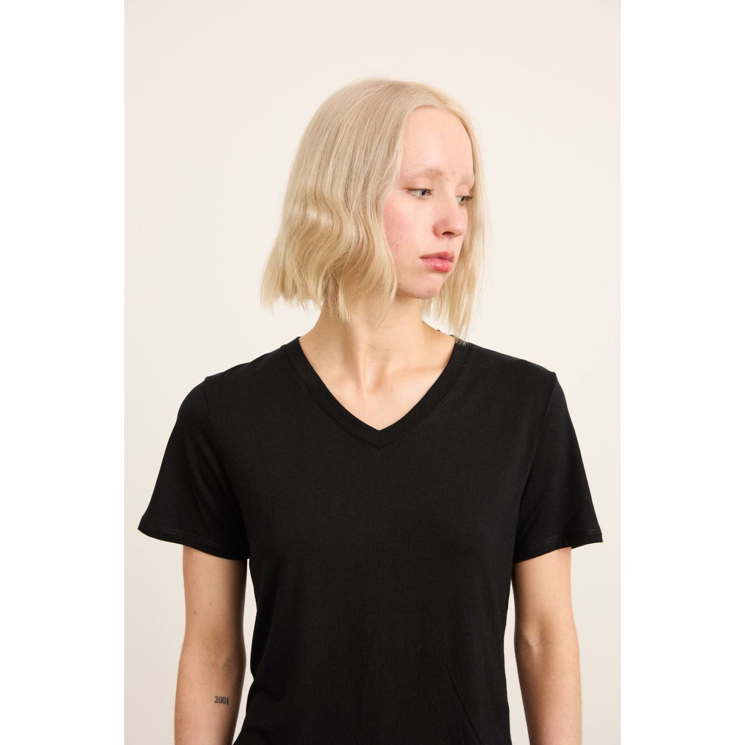 Paire Women's Merino Wool-Blend V-Neck T-Shirt (Black) - M