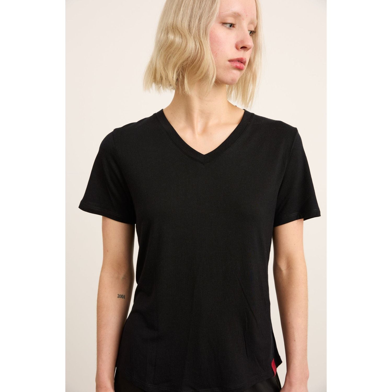 Paire Women's Merino Wool-Blend V-Neck T-Shirt (Black) - M