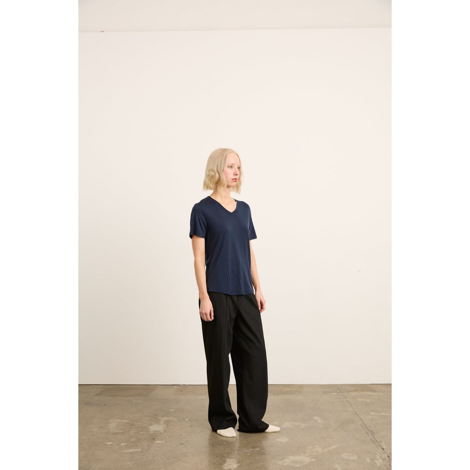 Paire Women's Merino Wool-Blend V-Neck T-Shirt (Navy) - M