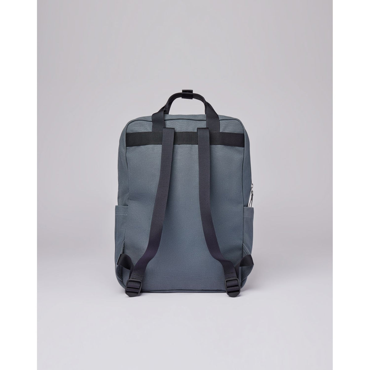 バッグパック+リュック KNUT - Dark Slate Sandqvist Knut Backpack - Dark Slate W/ Navy Webbing – The Planet