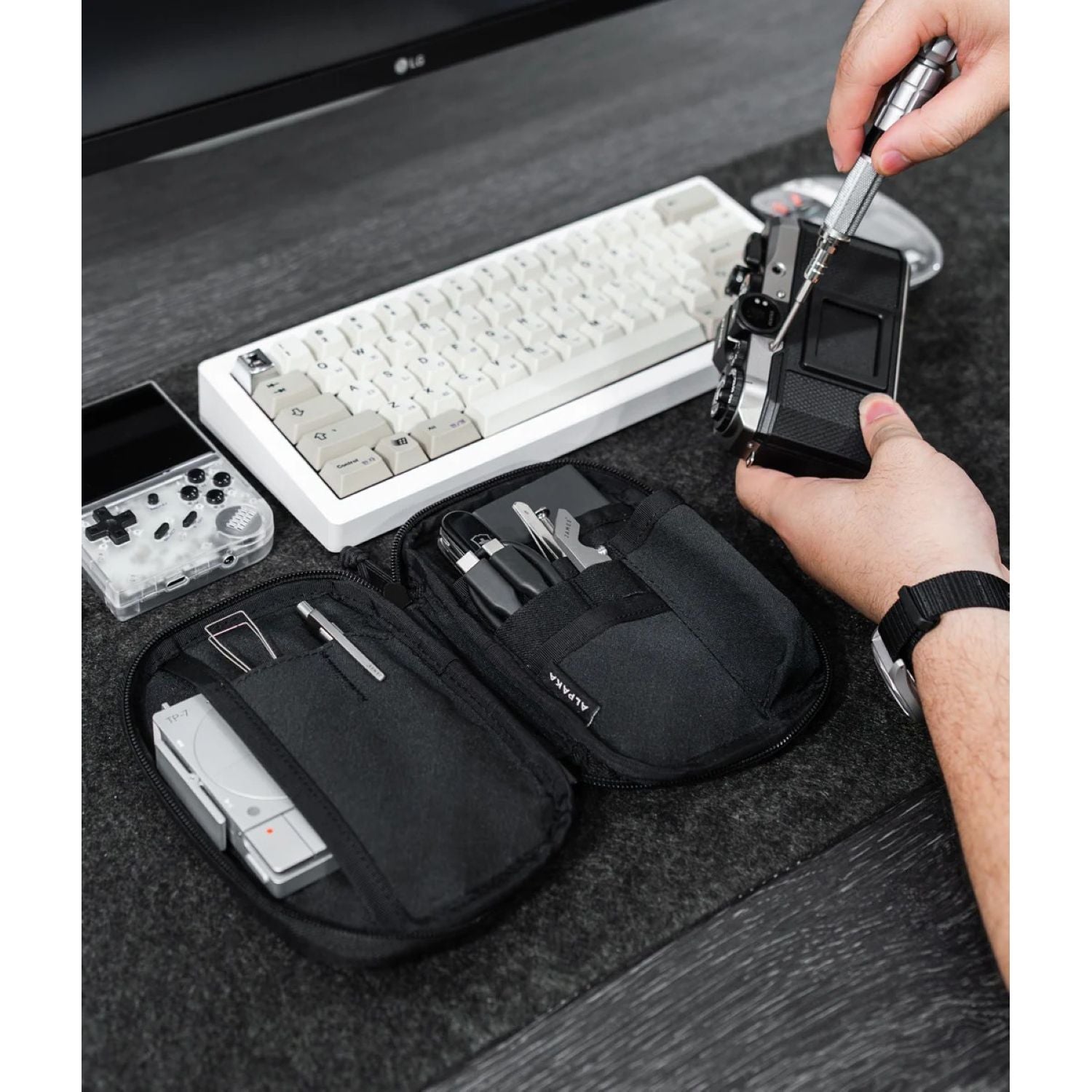 ALPAKA Admin Pouch Pro Axogrid 300D (Black)