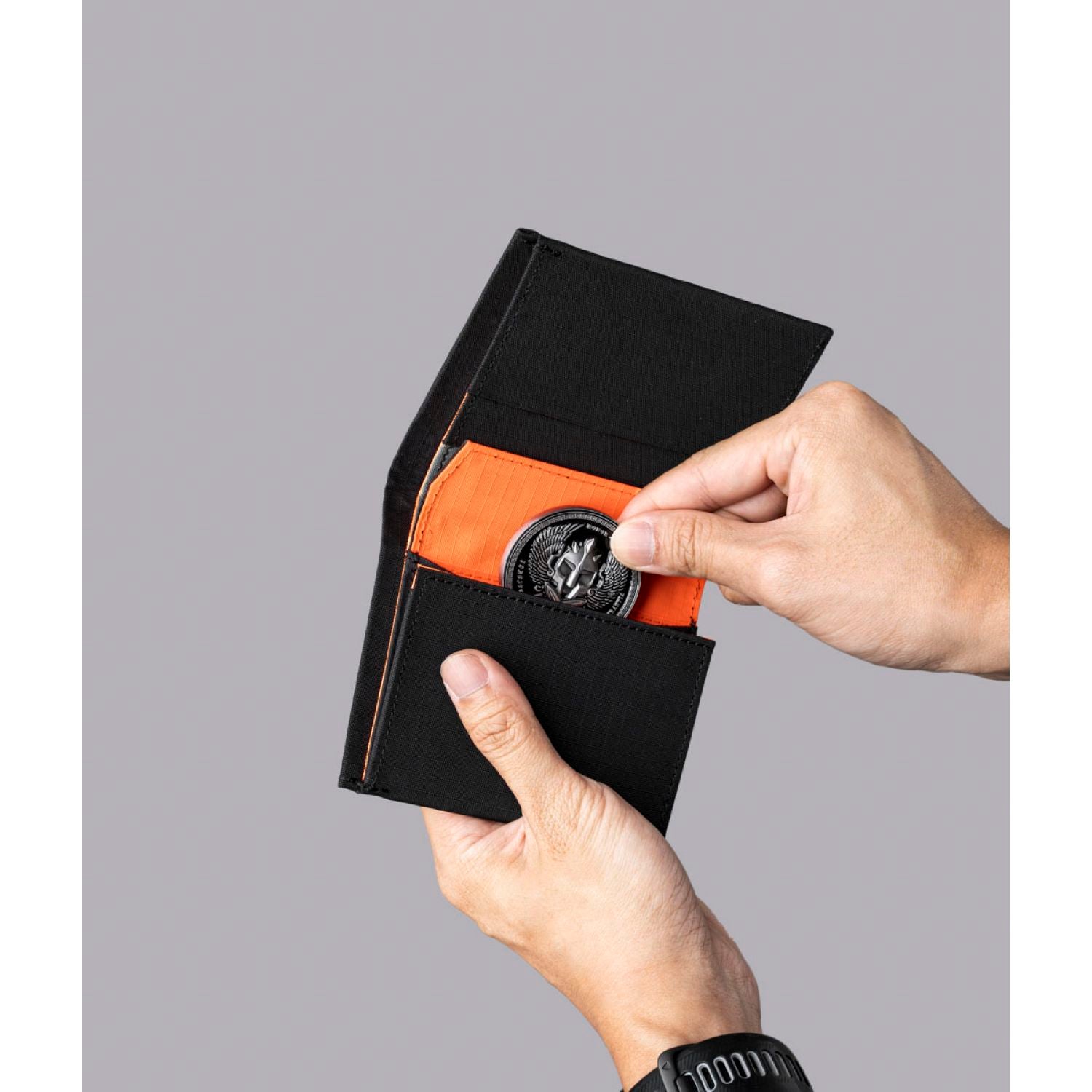 ALPAKA ARK Bifold Coin Wallet Axogrid 210D (Black)