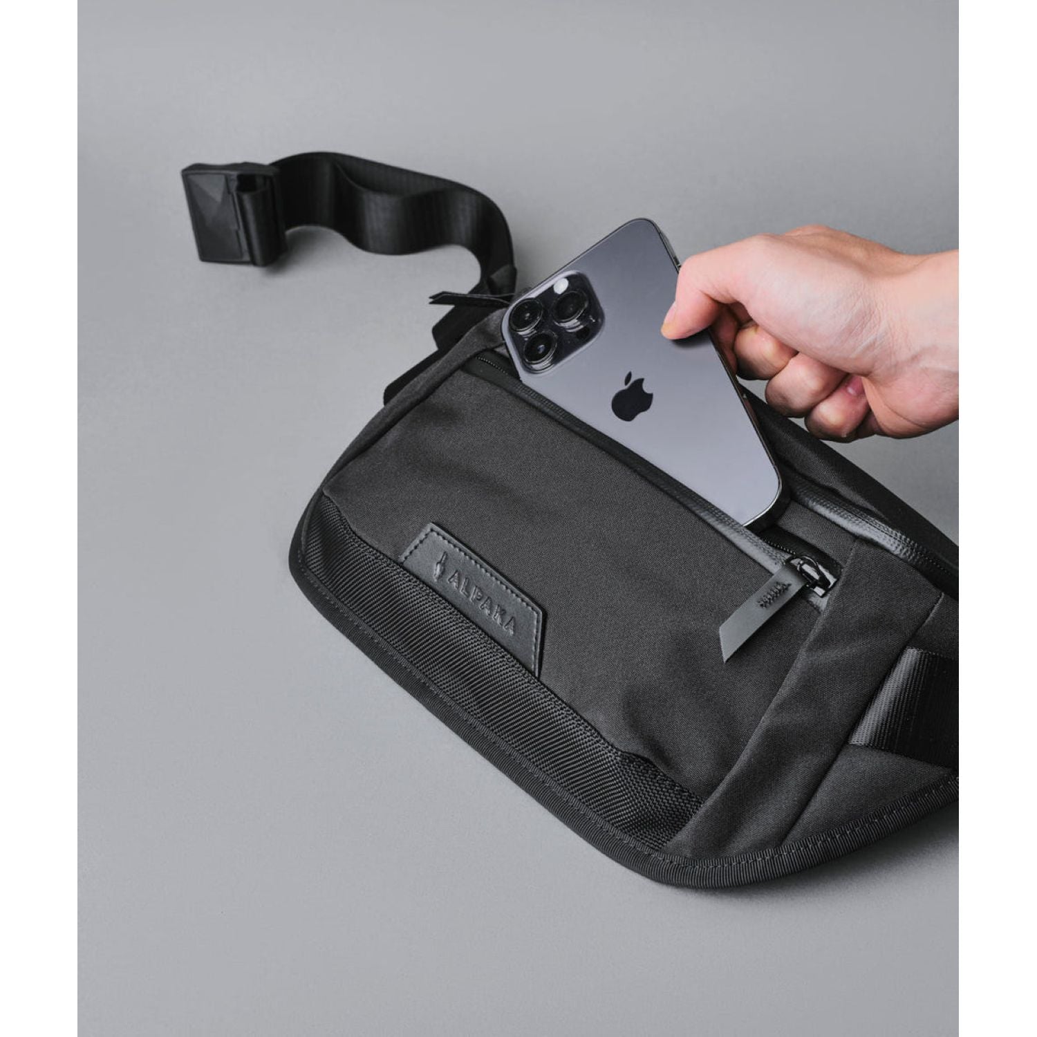 ALPAKA Bravo Sling Mini V2 Axoflux 300D (Black)