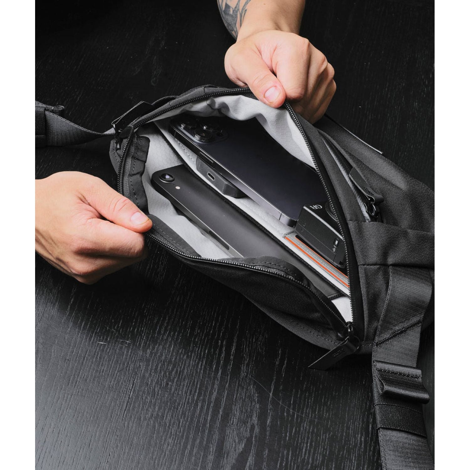 ALPAKA Bravo Sling Mini V2 Axoflux 300D (Black)