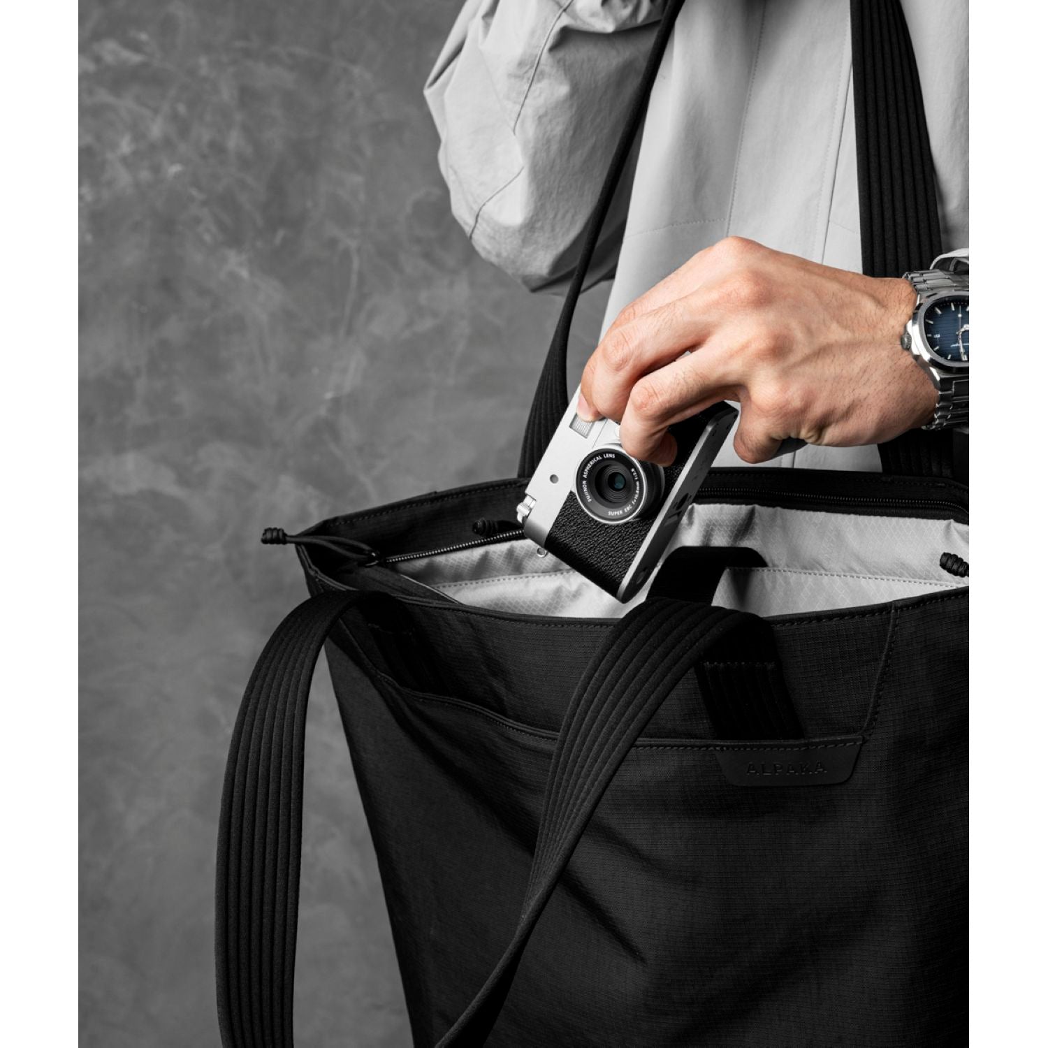 ALPAKA Flight Tote Bag (M) Axoflux 400D (Black)