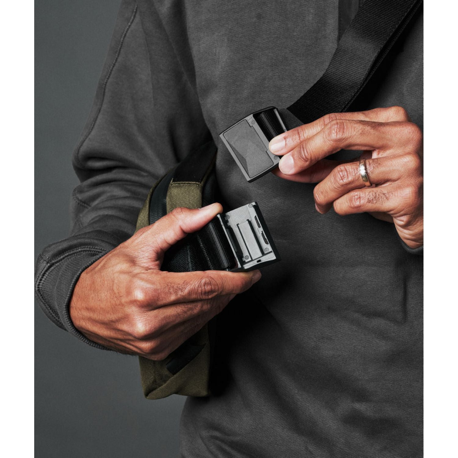 ALPAKA Go Sling Mini V2 (Maglockz Strap Buckle) Axoflux 300D (Army Green)