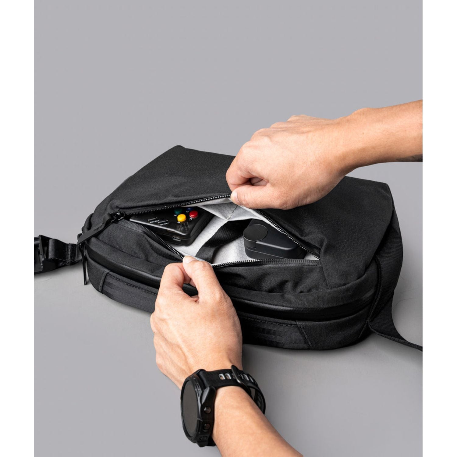 ALPAKA Go Sling Mini V2 (Maglockz Strap Buckle) Axoflux 300D (Black)