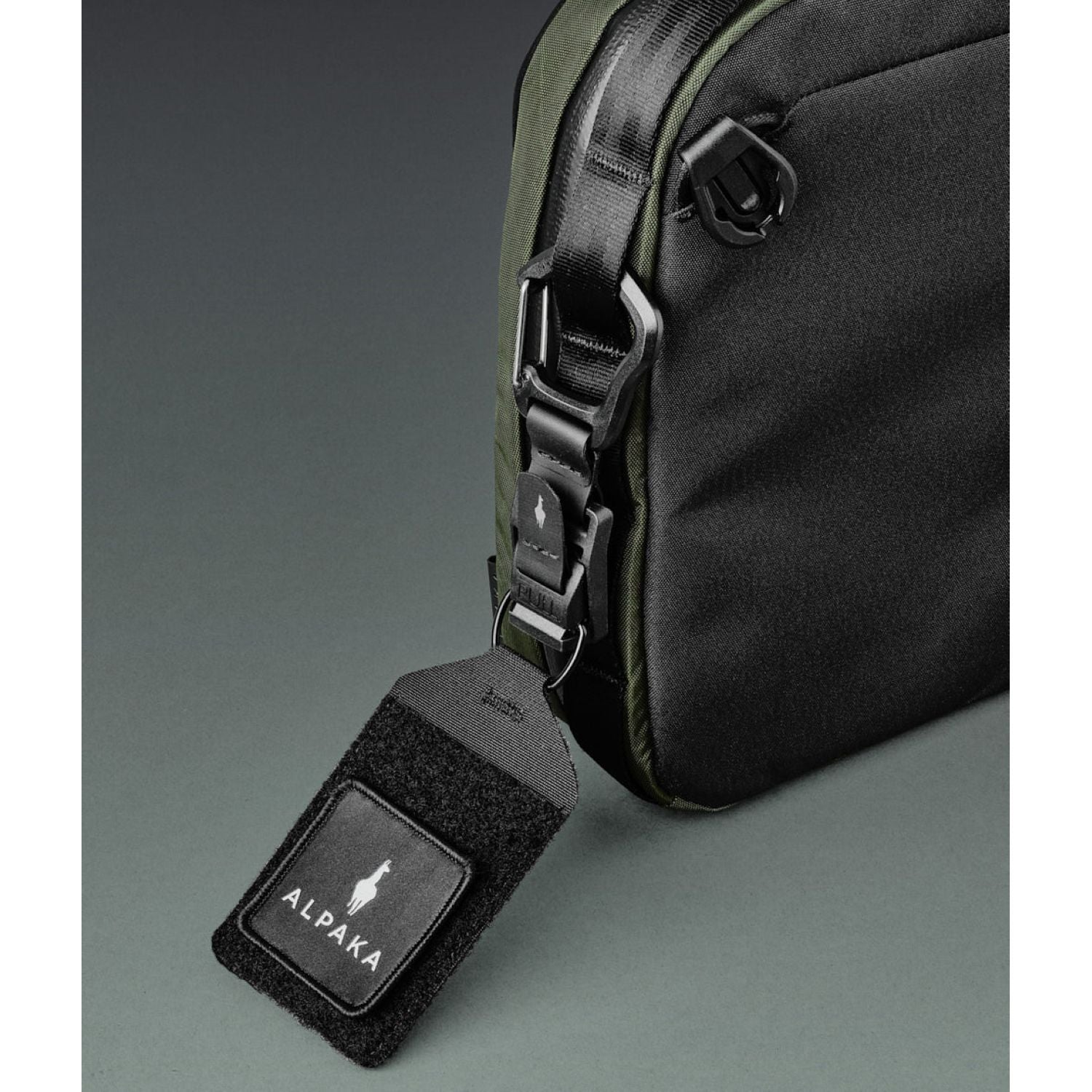 ALPAKA Hub Carabiner L (Black)