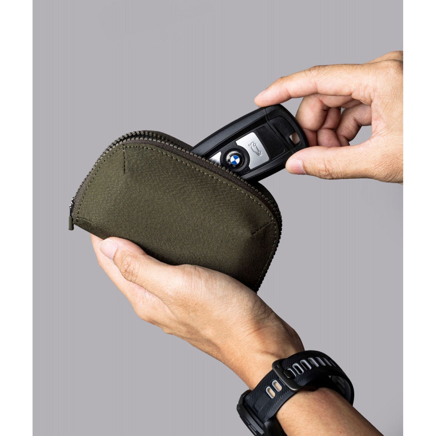 ALPAKA Hub Zip Pocket Axoflux 300D (Army Green)