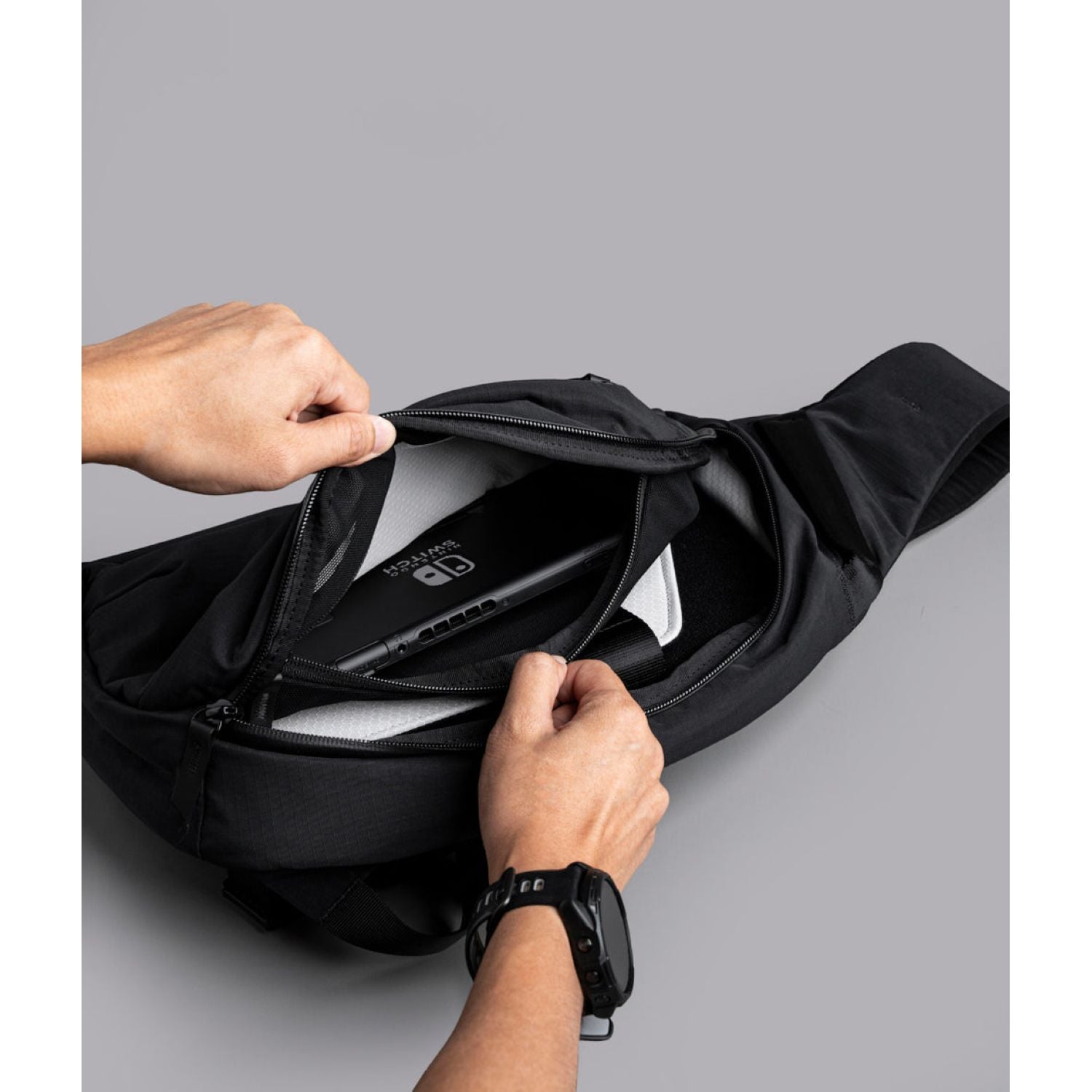 ALPAKA Metro Crossbody Left Shoulder Axoflux 210D (Black)