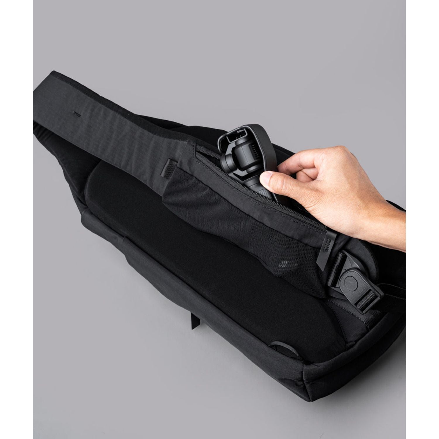 ALPAKA Metro Crossbody Right Shoulder Axoflux 210D (Black)