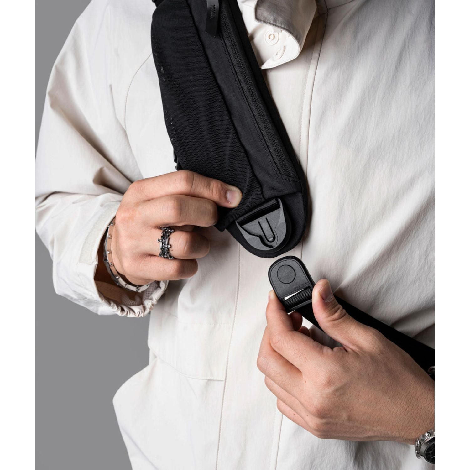 ALPAKA Metro Crossbody Right Shoulder Axoflux 210D (Black)