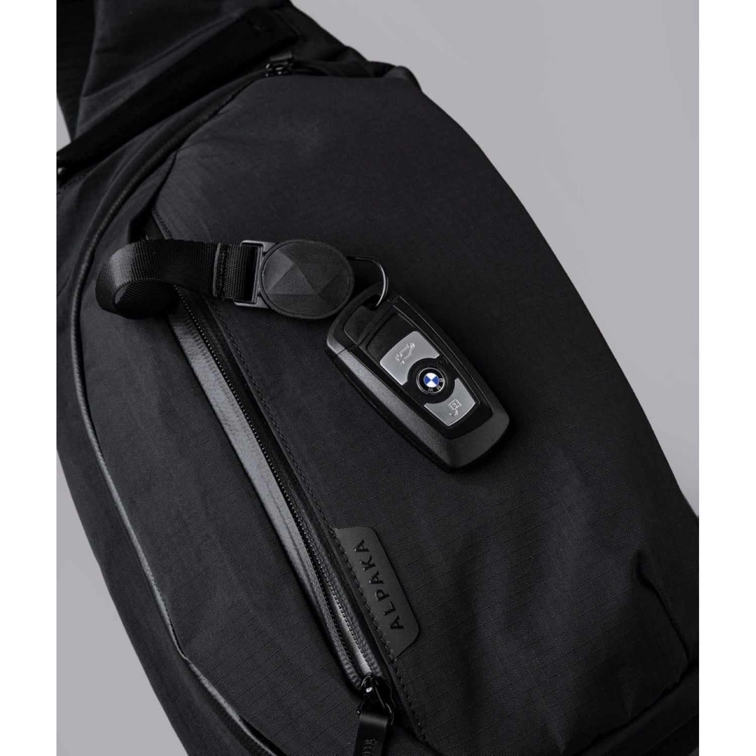 ALPAKA Metro Crossbody Right Shoulder Axoflux 210D (Black)