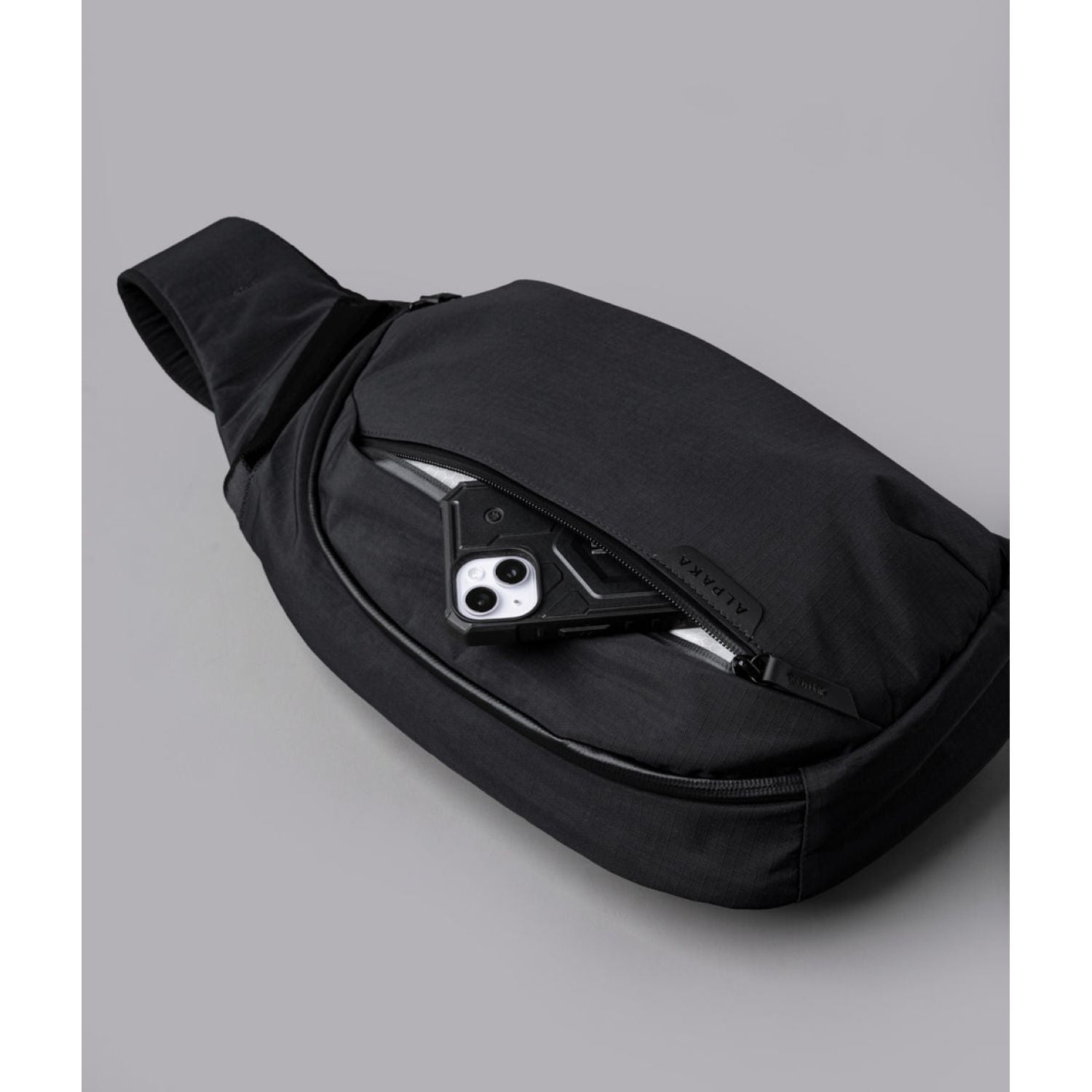 ALPAKA Metro Crossbody Right Shoulder Axoflux 210D (Black)