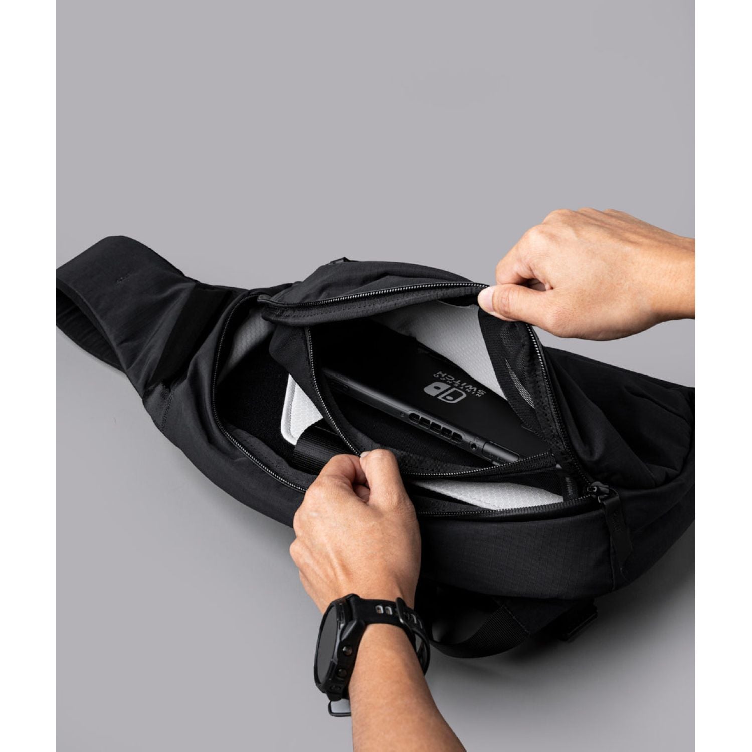 ALPAKA Metro Crossbody Right Shoulder Axoflux 210D (Black)