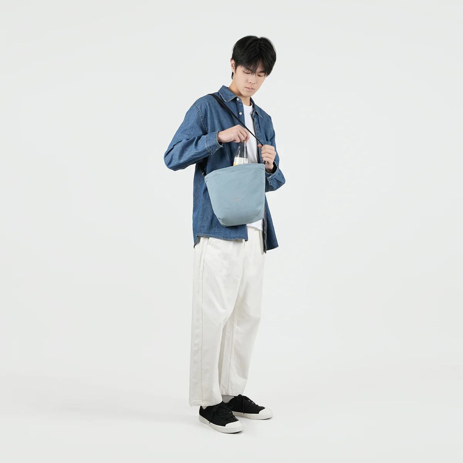 Hellolulu Noor Reversible Shoulder Bag (Soft Blue/Standard Black)