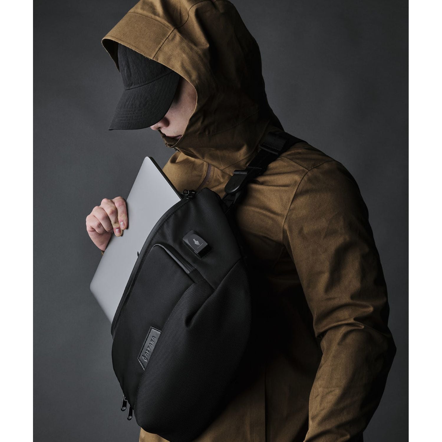 ALPAKA Bravo Sling Max V2 (Jet Black) | The Planet Traveller