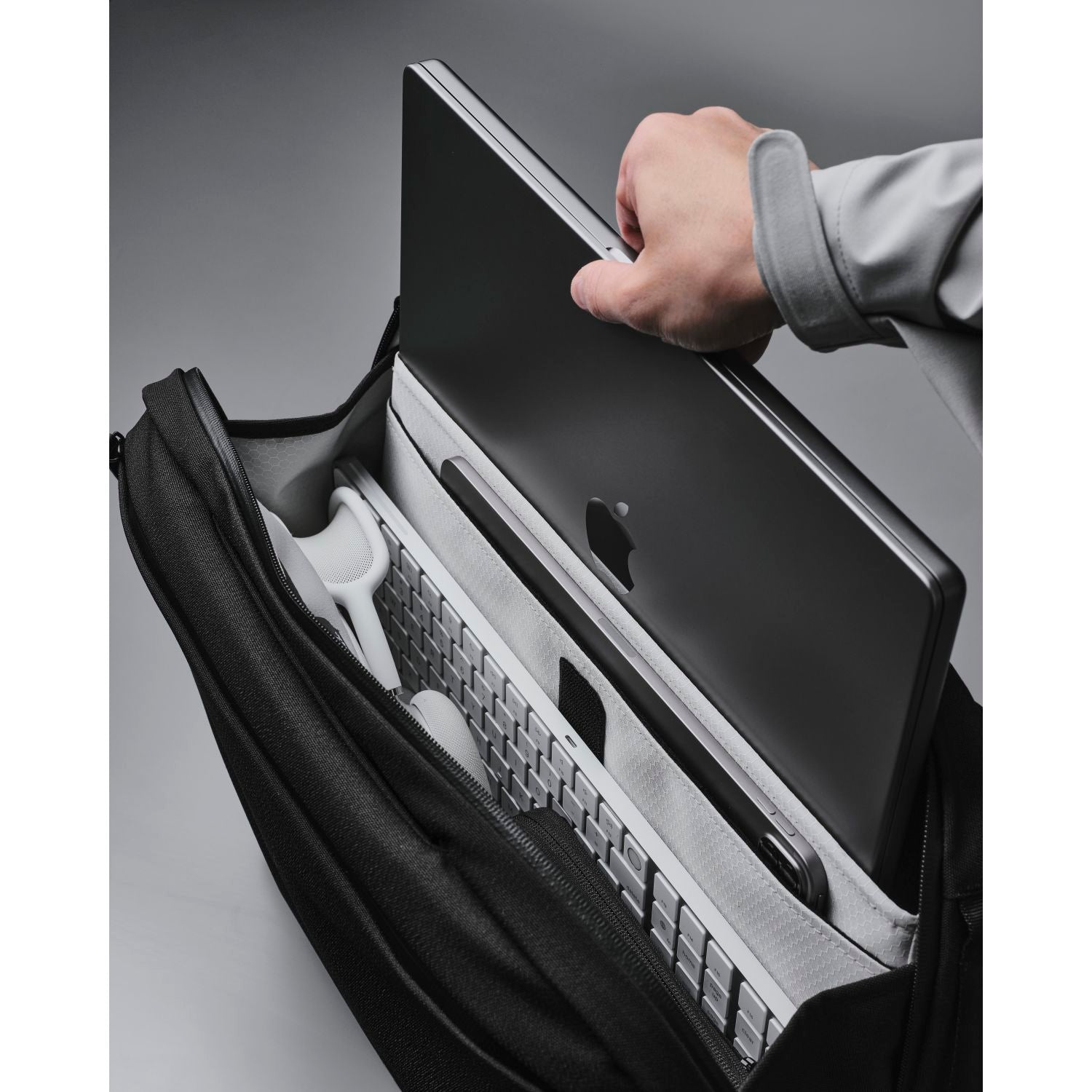 ALPAKA Tech Brief Pro Axoflux 600D (Black)