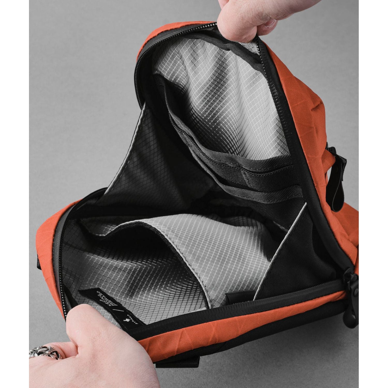 ALPAKA Vertical Sling X-Pac RX30 (Cayenne)