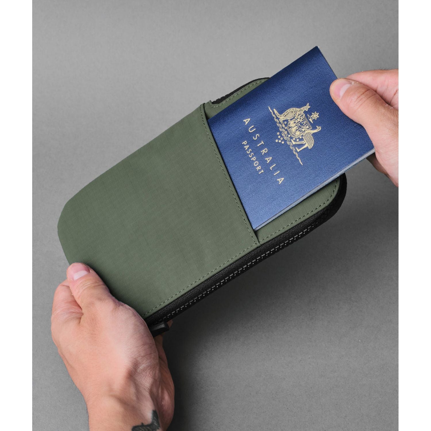 ALPAKA Zip Travel Wallet Axoflux 210D (Green)