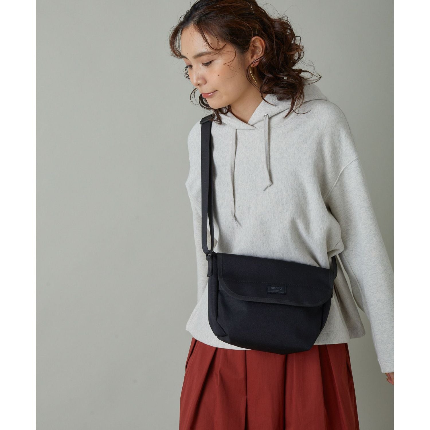 Anello Kuro Mini Messenger Bag (Black)