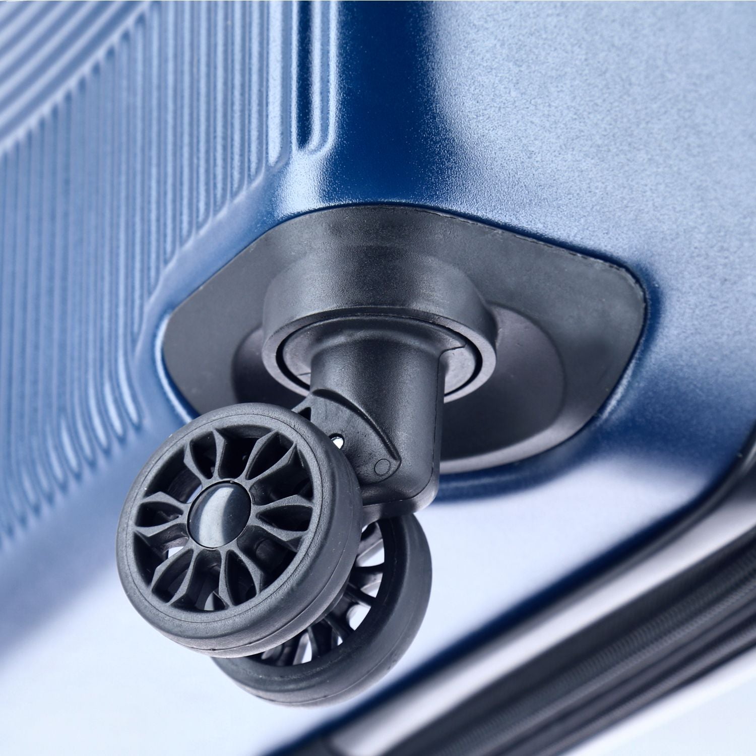 Crossing Wanderer Polycarbonate Expandable 24" Medium Luggage Spinner - Black