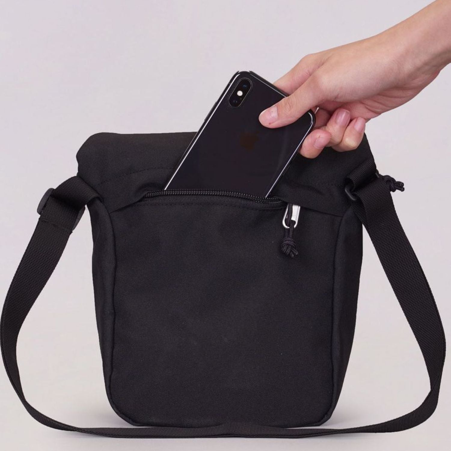 Hellolulu Desi Sling Bag (Black)