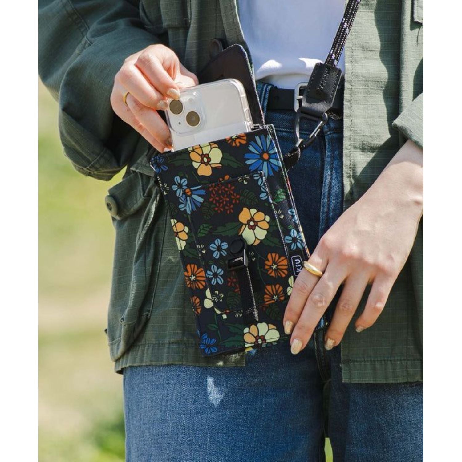 KiU Water Repellent 600D Phone Pouch (Leopard)