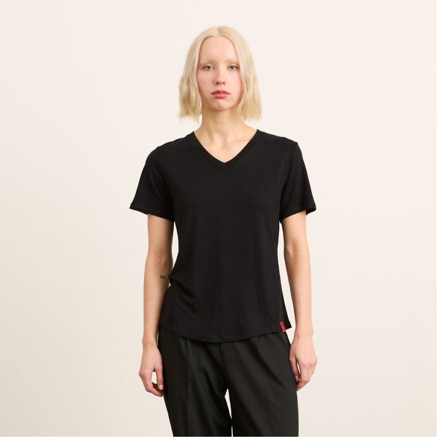 Paire Women's Merino Wool-Blend V-Neck T-Shirt (Black) - M