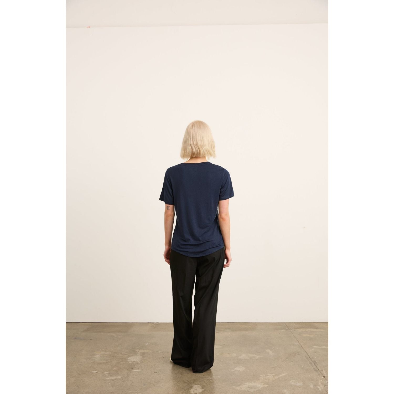 Paire Women's Merino Wool-Blend V-Neck T-Shirt (Navy) - M