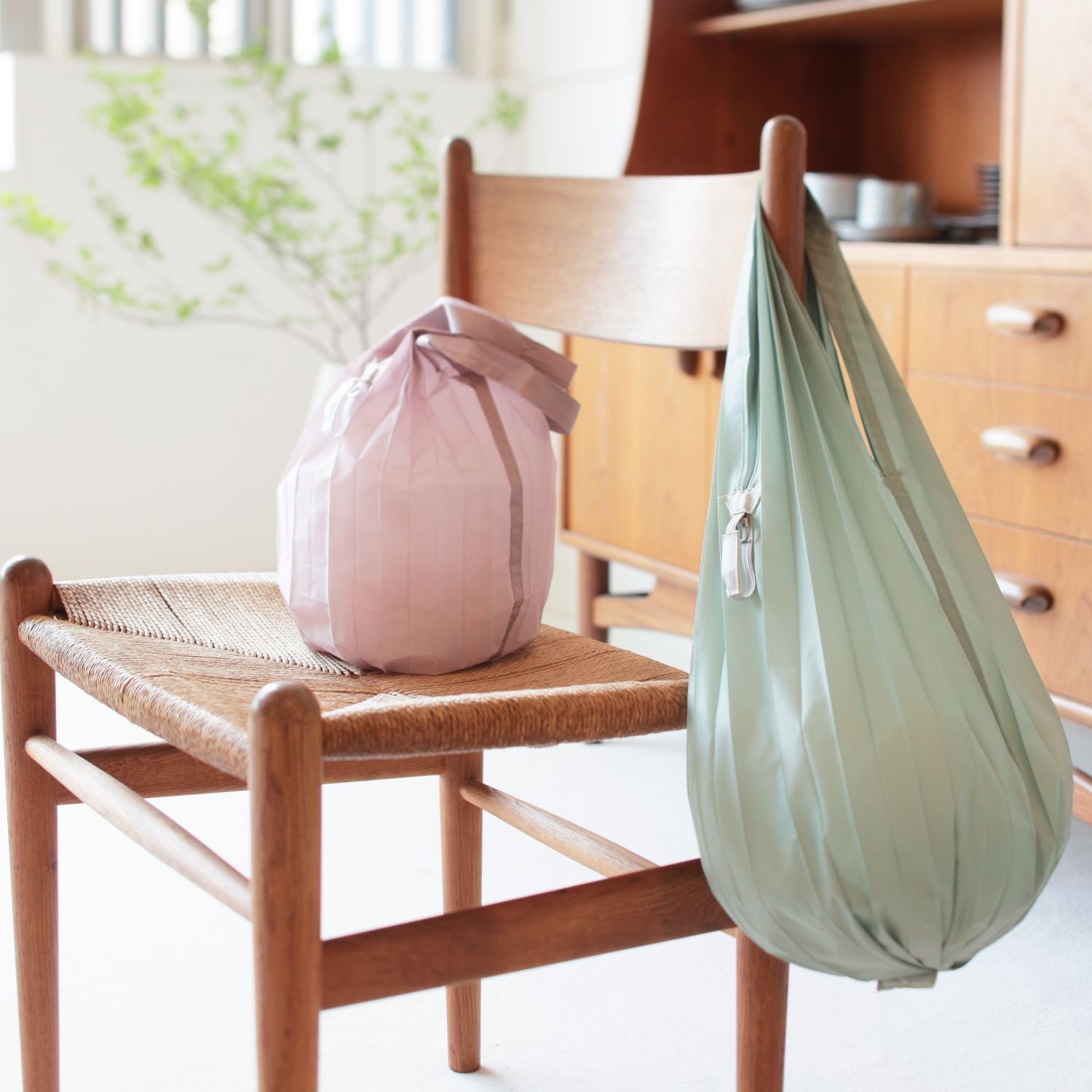 Shupatto Foldable Minimal Bag 12L - White Sage