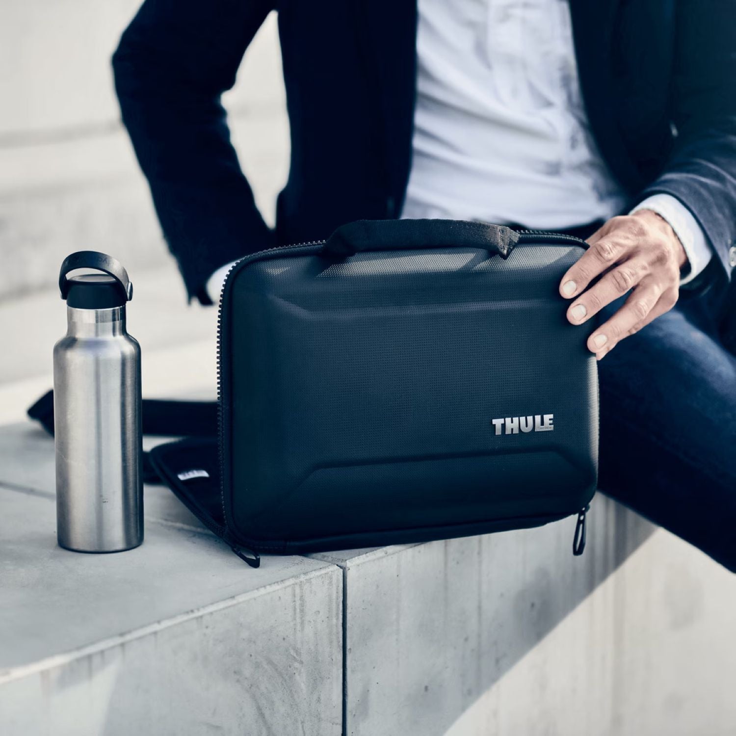Thule Gauntlet 16" Macbook Pro Attache - Black