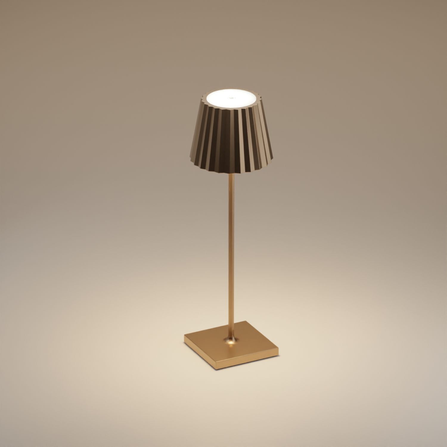 Ubiqua Plisse With 188 Lumens - 2.2W 5V Power (UV Bronze)
