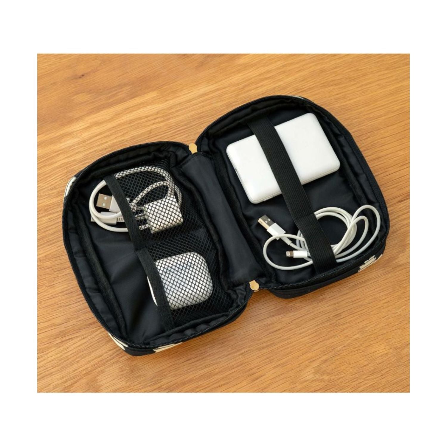 WPC Quilting Gadget Pouch Water Repellent (Floating Daisies Black)